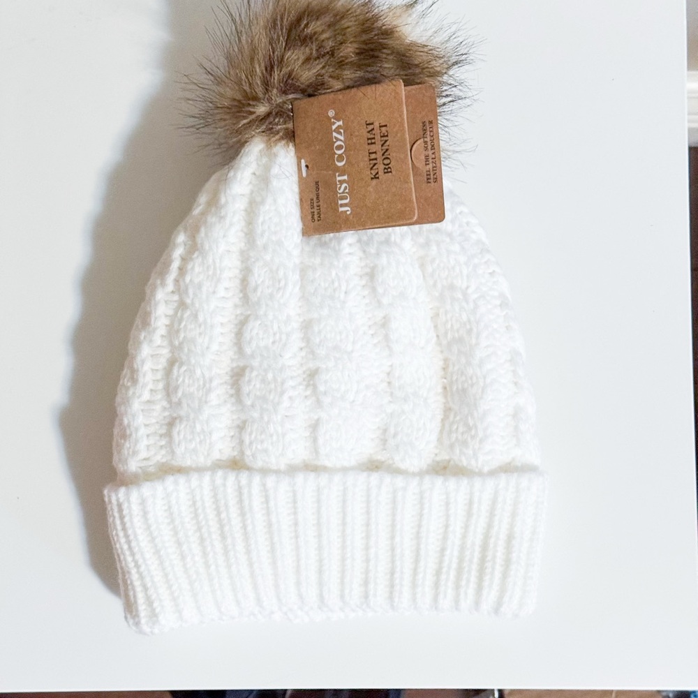 NWT White Cozy Lined Pom-Pom Beanie Touque Hat Christmas Gift